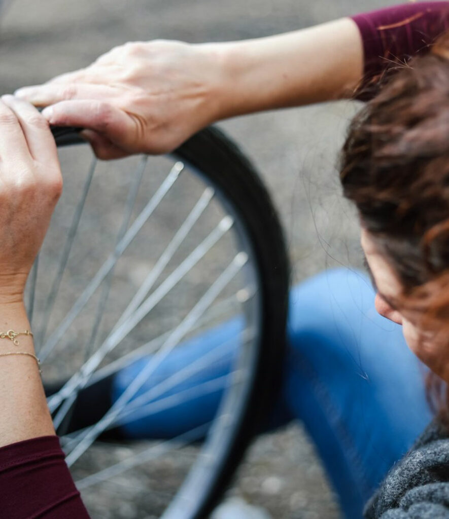 femme-reparant-un-velo