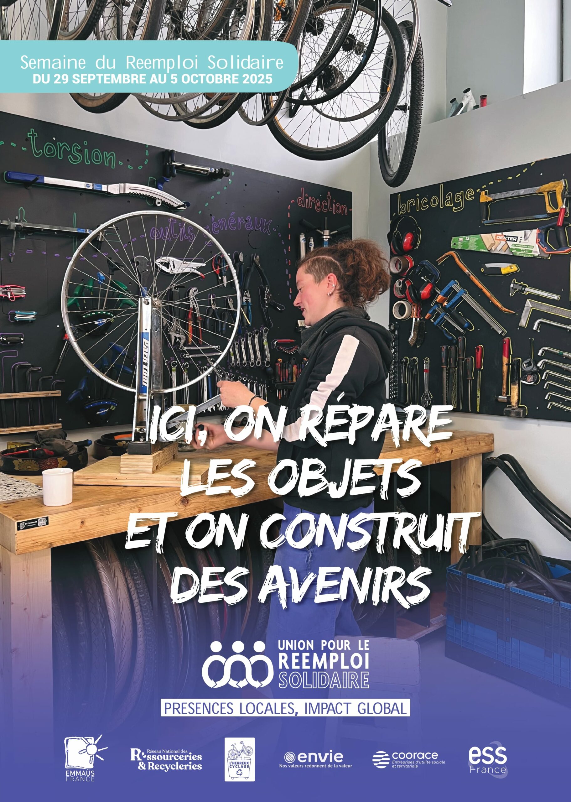 une meuf devoile une roue de velo dans un atelier. affiche pour la semaine du réemploi solidaire.